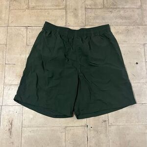 Uniqlo green athletic utility above the knee shorts size medium